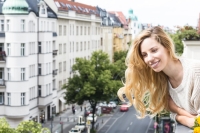 Femme sur balcon